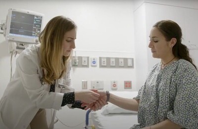 Кодирование Аквилонг в Балабаново Врач держит пациентку за руку