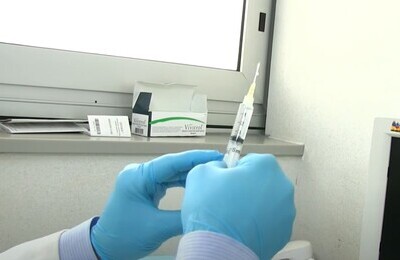 Проведение кодирования Вивитролом в Балабаново Шприц с Вивитролом в руках у врача